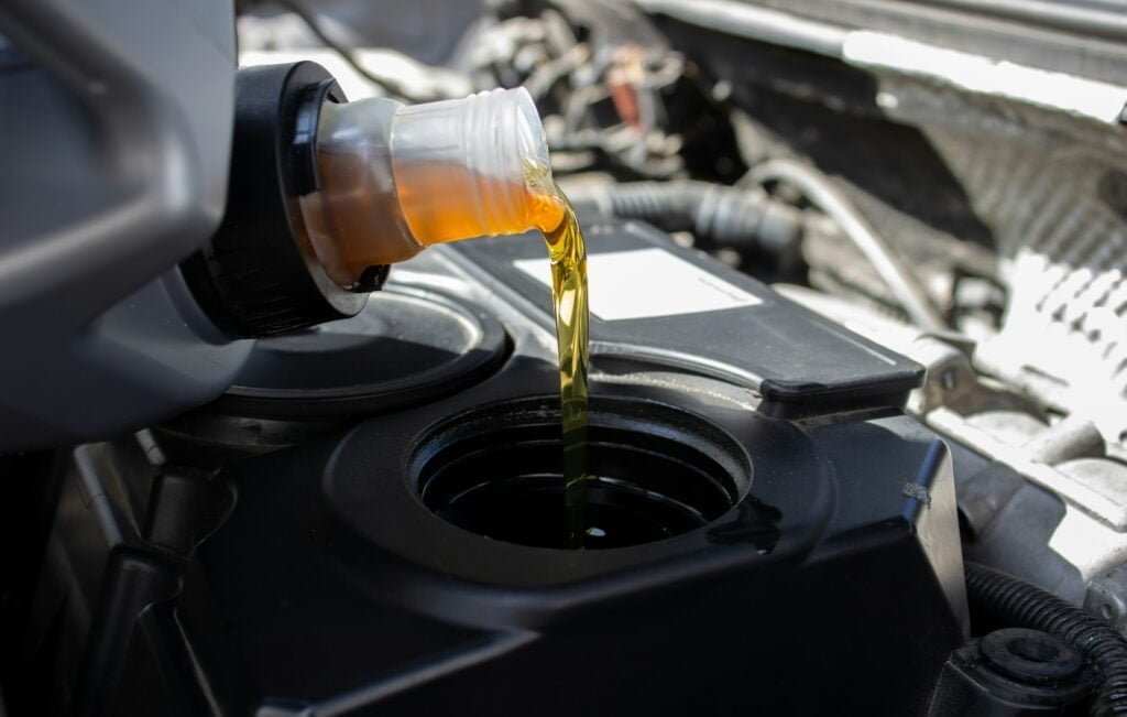 Refueling and pouring oil quality into the engine motor car Transmission and Maintenance Gear .
